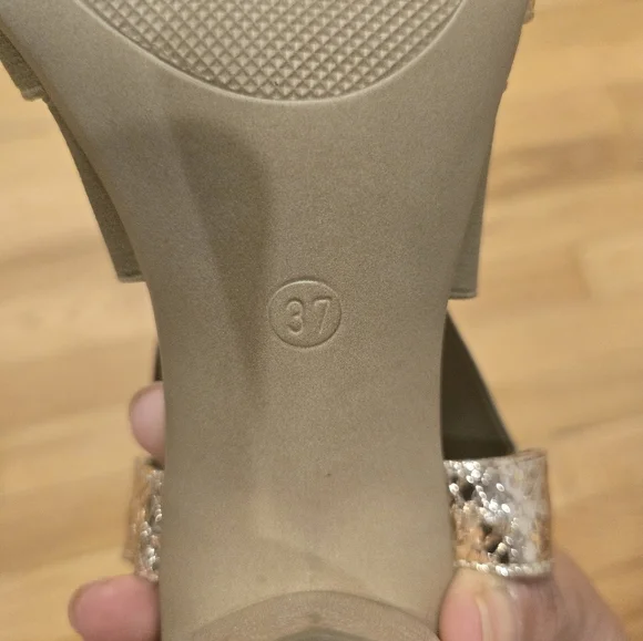 Ron White Made In Italy Women's Tan and Gold Sandals Sz 37 - Picture 10 of 15